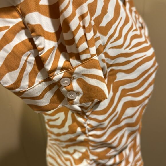Sanctuary caramel/white tiger stripe ruched button down shirt. NWT. Size small - Picture 4 of 7
